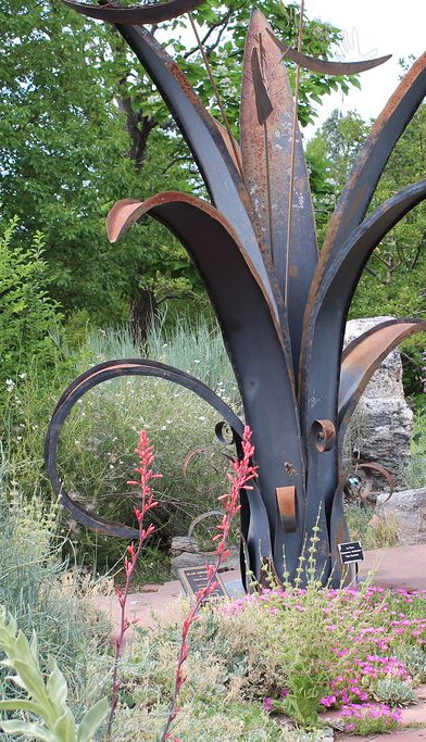 Jardín de secano con agaves y gravilla